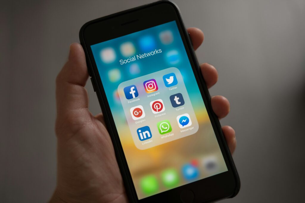 Portable affichant plusieurs réseaux sociaux pour illustrer les publicités qui peuvent être fait dessus